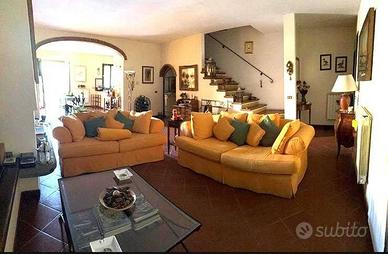 Villa di 220 m² con più di 5 locali e box auto a P