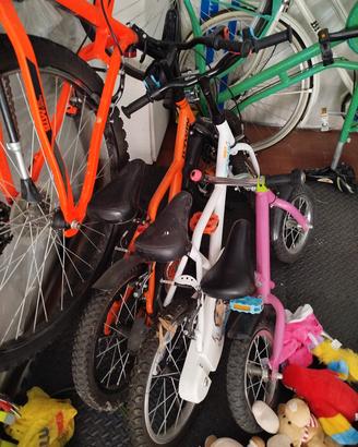 bicicletta bianca con pedali