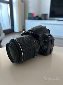 nikon d3100 con obiettivo nikkor 18-55mm