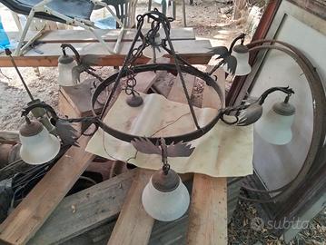 lampadario in ferro battuto decorato.