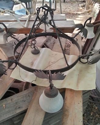 lampadario in ferro battuto decorato.