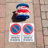 cartelli divieto di sosta e catena in plastica 