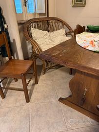 Tavolo in legno con sedia