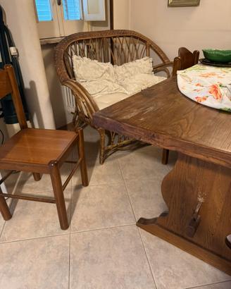 Tavolo in legno con sedia