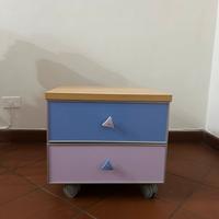 Comodino con ruote