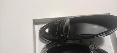 Scarpe nere lucide