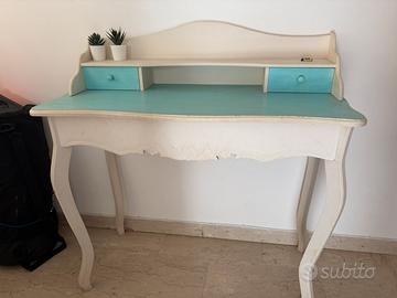 Consolle bianca e celeste