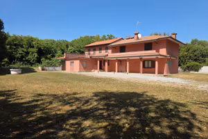 Villa singola con terreno edificabile