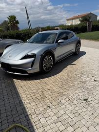 Porsche taycan cross 4