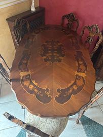 Tavola antica con sedie