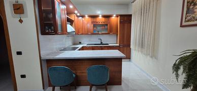 Cucina moderna in ciliegio massello