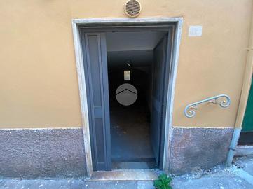 MAGAZZINO A GENOVA