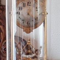 Orologio da tavolo in campana di vetro