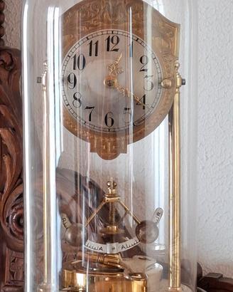 Orologio da tavolo in campana di vetro