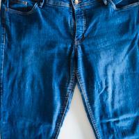 Jeans capri elasticizzati con spacchi 