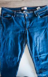 Jeans capri elasticizzati con spacchi 