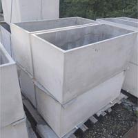 FIORIERE IN CEMENTO -- LEGGERMENTE INCRINATE