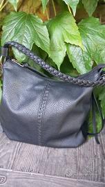 Borsa nera con tracolla intrecciata