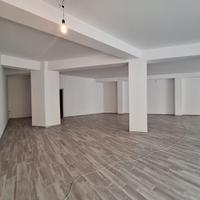 Locale Commerciale con Ampio Parcheggio