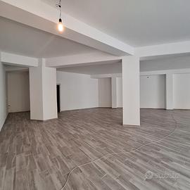 Locale Commerciale con Ampio Parcheggio