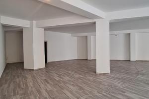 Locale Commerciale con Ampio Parcheggio