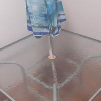 tavolino in vetro con ombrellone