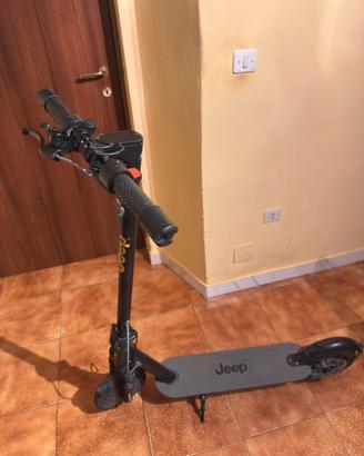 Monopattino elettrico Jeep Jaf safe ride