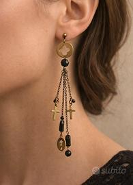 Orecchini gotici in ottone con croci e perle nere
