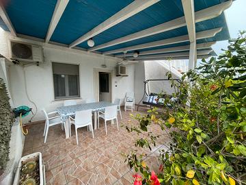 Appartamento con ampia veranda e giardino