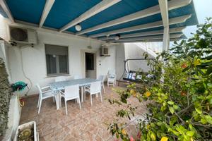 Appartamento con ampia veranda e giardino