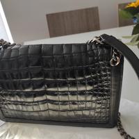 Borsa a tracolla con catena, molto bella colore ne