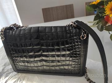 Borsa a tracolla con catena, molto bella colore ne