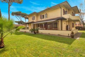 Villa di 300 m² con più di 5 locali e box auto a F