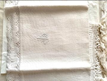 Antico asciugamano ricamato