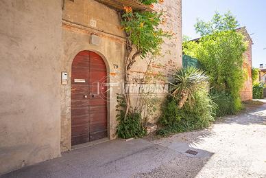 TERRATETTO CON FIENILE, STALLA E CORTILE PRIVATO