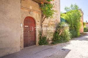 TERRATETTO CON FIENILE, STALLA E CORTILE PRIVATO
