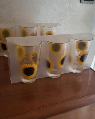 Bicchieri acqua con girasoli
