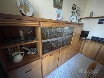 Tinello in noce con tavolo e sedie