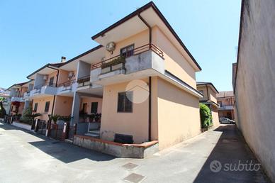VILLA A SCHIERA A SANTA MARIA CAPUA VETERE