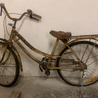 Bicicletta antica in vimini