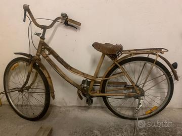 Bicicletta antica in vimini