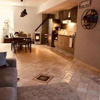 Cucina+tavolo con sedie