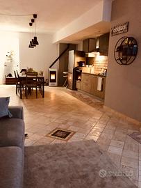 Cucina+tavolo con sedie