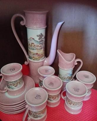 Tazze rosa dipinte con paesaggio