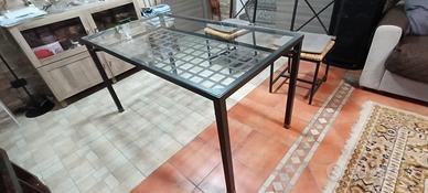 tavolo in ferro con piano in vetro + 4 sedie 