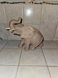 Elefante Cacciapuoti firmato