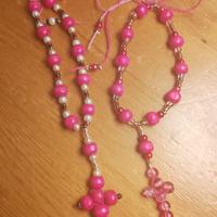 Bracciale rosario magenta con croce