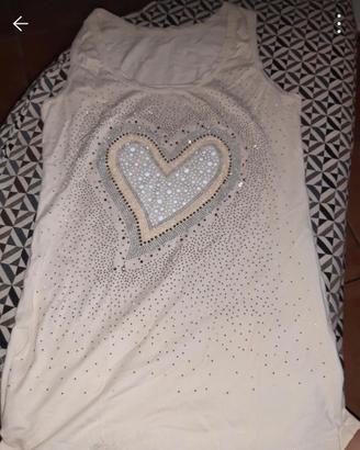 Top beige con applicazioni 