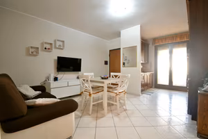 Primo piano quadrivano con posto auto