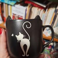 Tazza nera con orecchie e sagoma di gatto